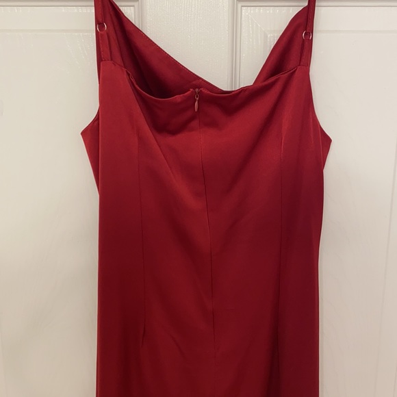 Burgundy satin evening dress - Picture 5 of 7